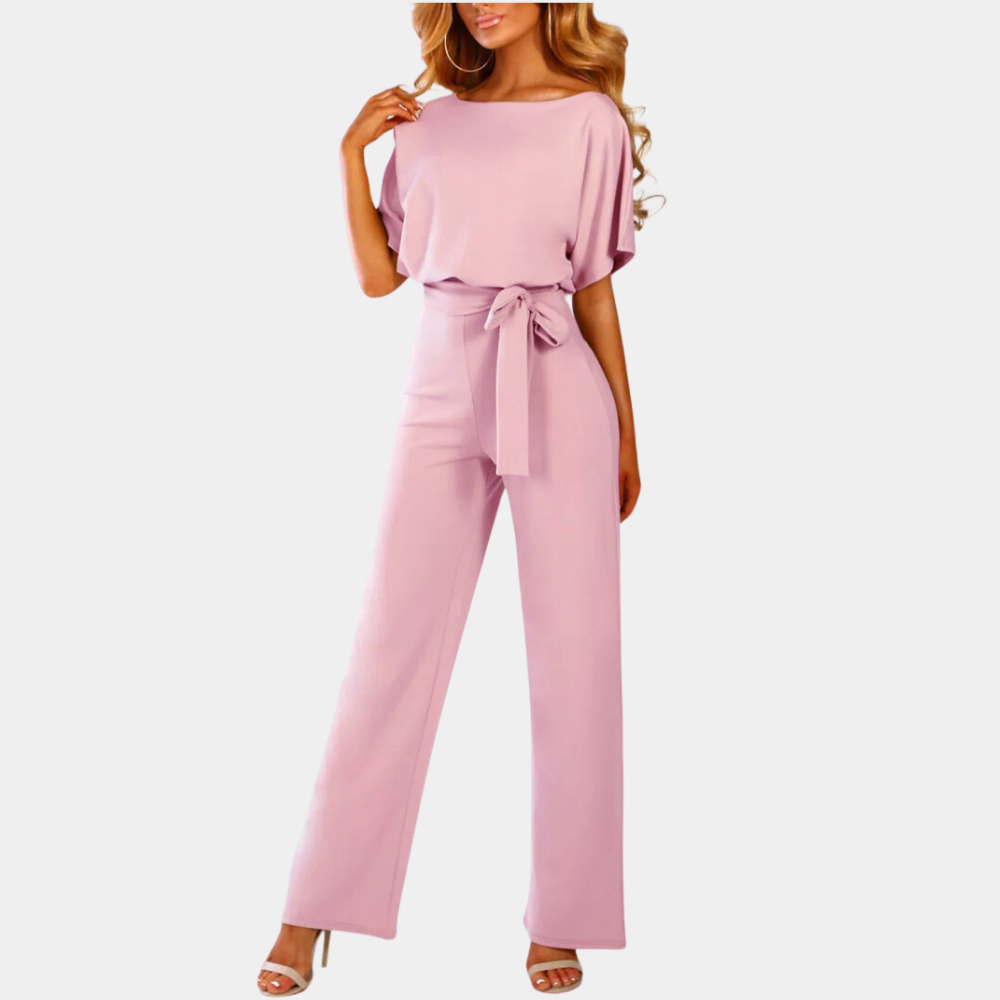 Stijlvolle dames jumpsuit in lichtroze met korte mouwen en strikceintuur, perfect voor elegante en modieuze gelegenheden.