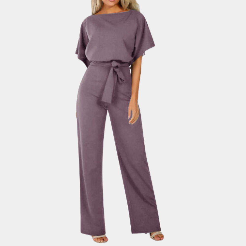 Stijlvolle dames jumpsuit in paars met korte mouwen en strikceintuur, ideaal voor modieuze outfits. Perfect voor casual en formele gelegenheden.