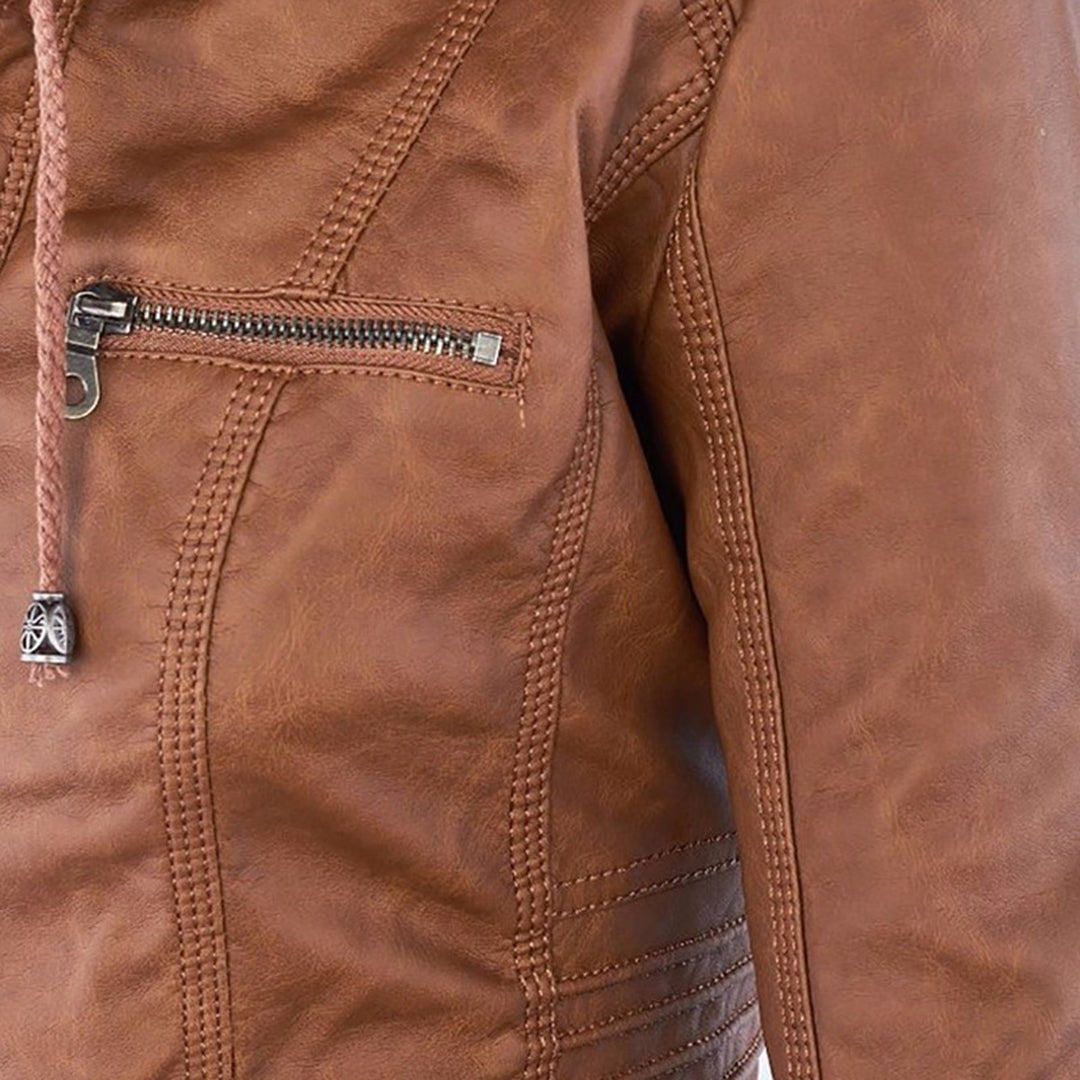 Bruine leren damesjas met ritssluiting, stijlvolle stiksels en zakdetail. Perfect voor lente en zomer. Modieuze en duurzame keuze.