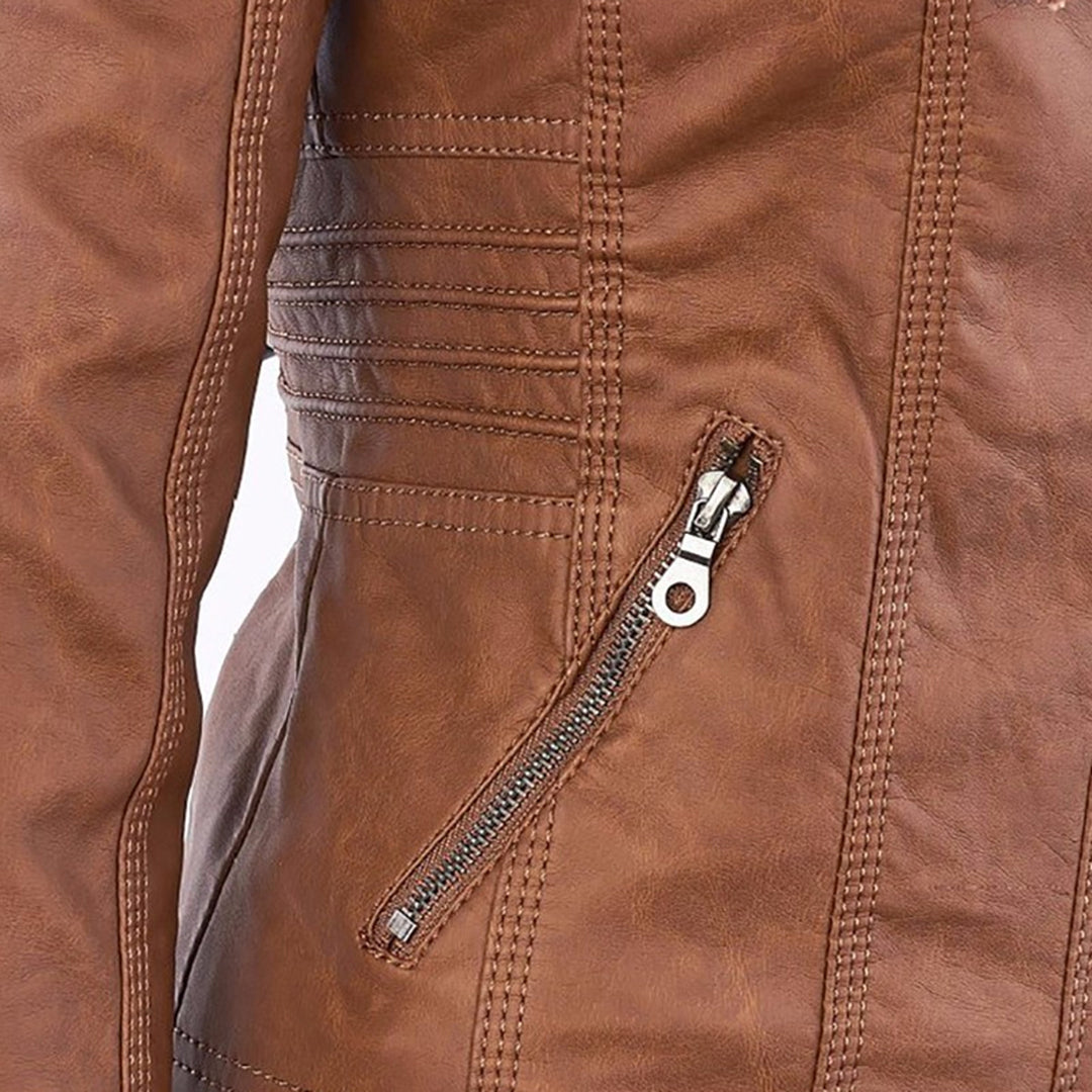 Bruine leren damesjas met ritssluiting, gestikte details en moderne uitstraling. Perfect voor lente en zomer. Stijlvolle en duurzame mode.