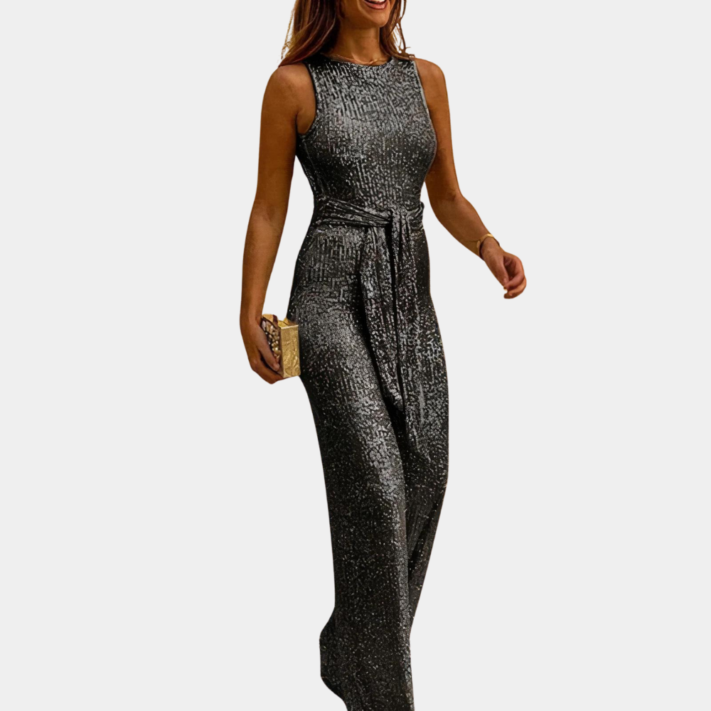 Vrouw in glinsterende zilveren jumpsuit met riem, elegante avondkleding, trendy mode voor dames, perfect voor feestelijke gelegenheden.