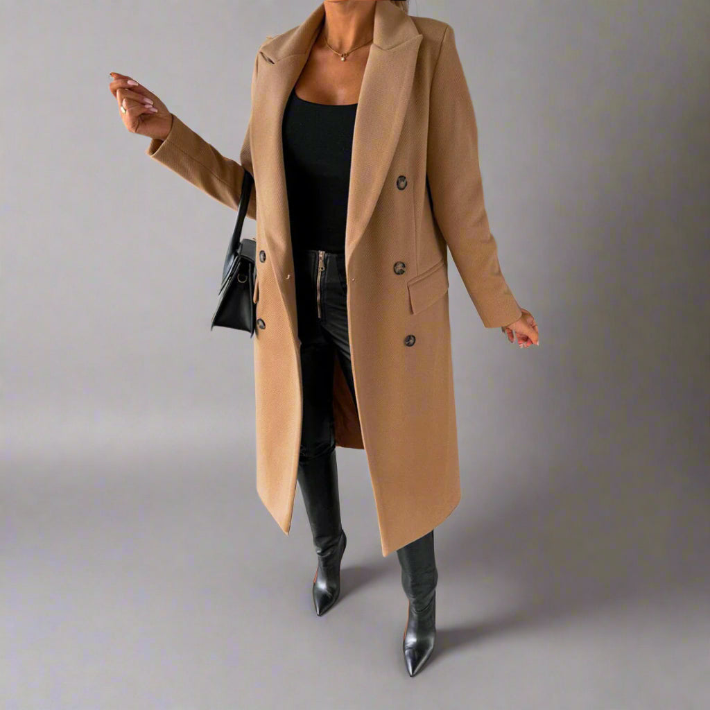 Vrouw in stijlvolle camel winterjas, zwarte top en leren broek. Modieuze outfit met hoge hakken en schoudertas. Perfect voor wintermode.