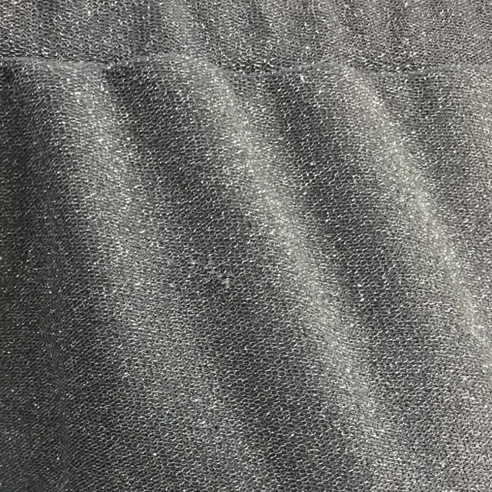 Grijze glinsterende stof close-up, metallic textuur, geschikt voor modeontwerp en interieurdecoratie, luxe en elegantie uitstralend.