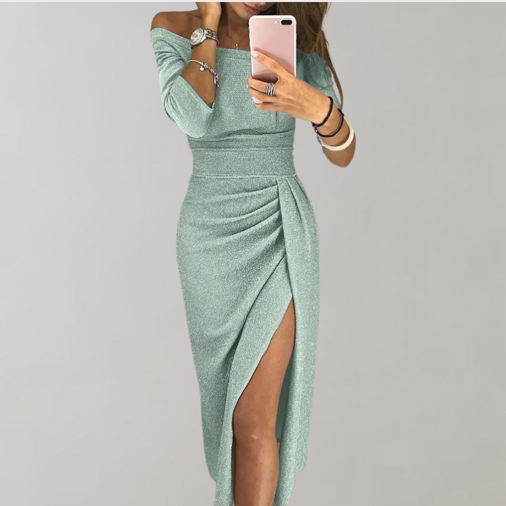 Vrouw in elegante, mintgroene glitterjurk met split en off-shoulder design. Perfect voor feestelijke gelegenheden. Trendy damesmode, avondjurk.