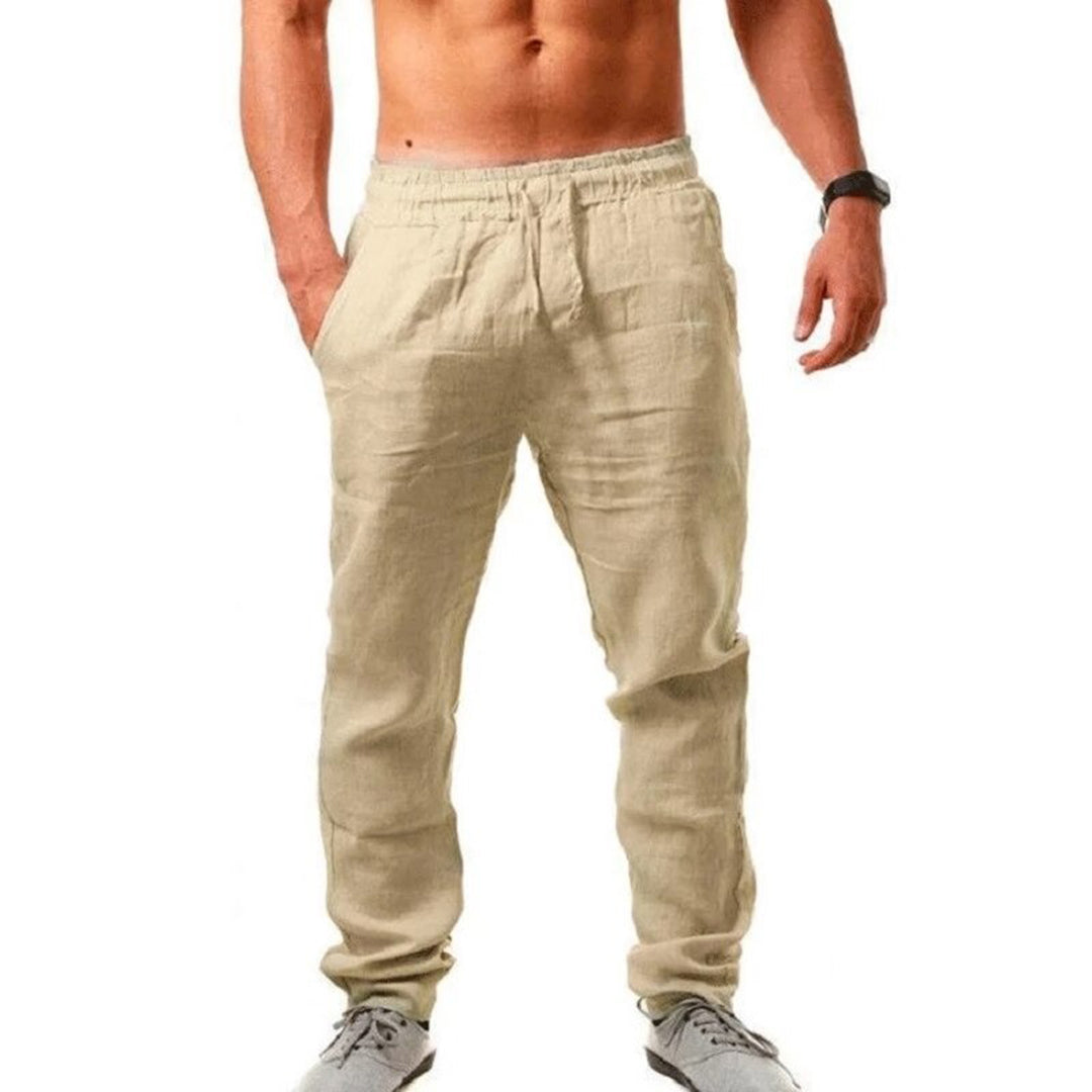 Beige herenlinnenbroek, zomermode, comfortabele pasvorm, elastische tailleband, casual stijl, ideaal voor warme dagen, trendy herenkleding.