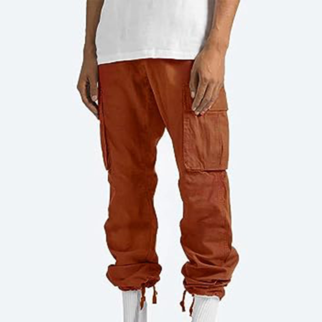 Oranje cargobroek voor heren met zakken, casual streetwear stijl, comfortabele pasvorm, ideaal voor dagelijks gebruik en outdoor activiteiten.
