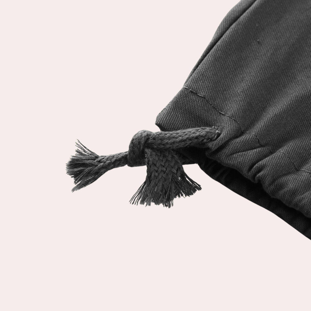 Zwarte elastische tailleband met trekkoord, detail van sportbroek. Hoogwaardige stof, casual kleding, comfortabele pasvorm, modeaccessoire.