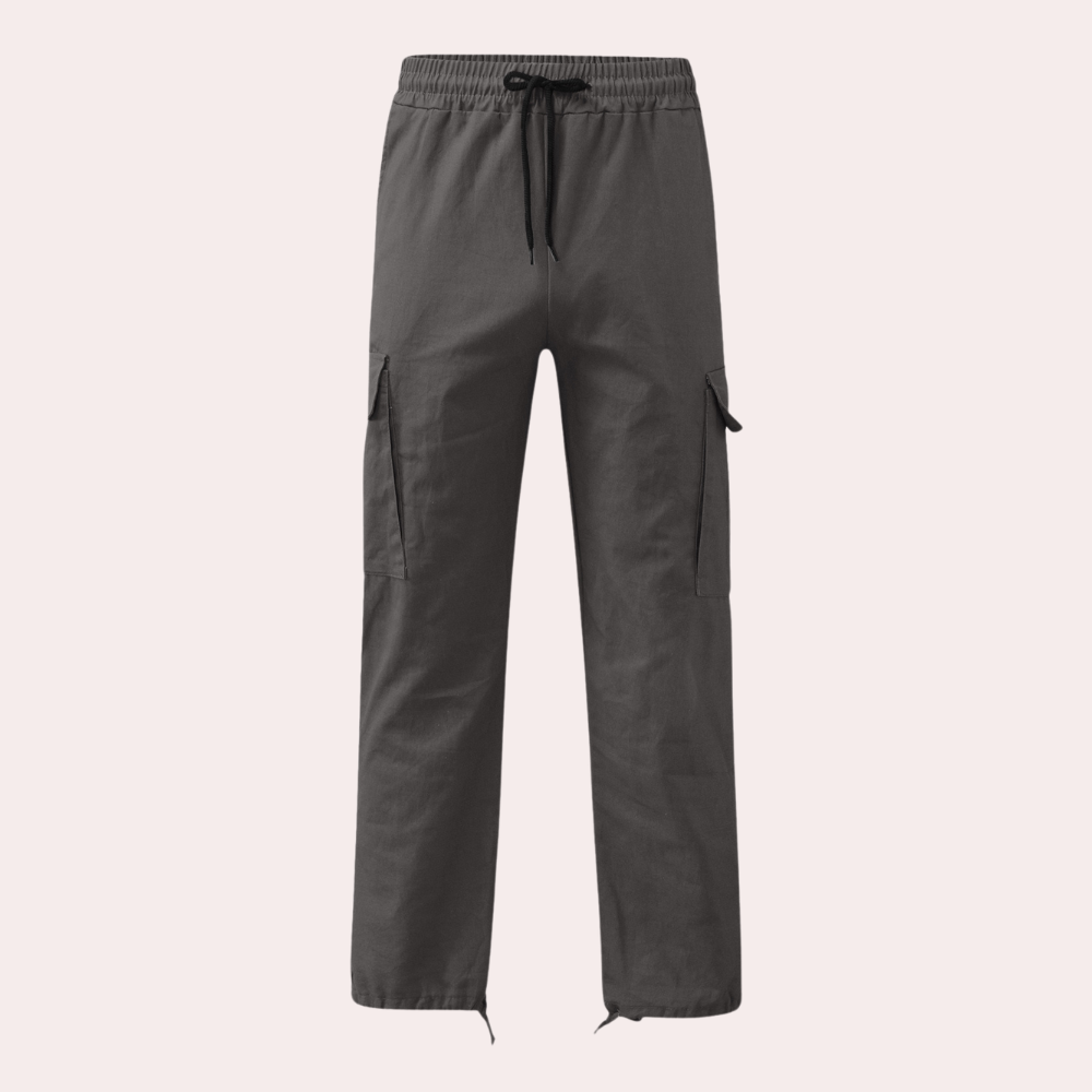 Donkergrijze cargobroek met elastische tailleband en trekkoord, zijzakken en rechte pijpen. Comfortabele herenbroek voor dagelijks gebruik.