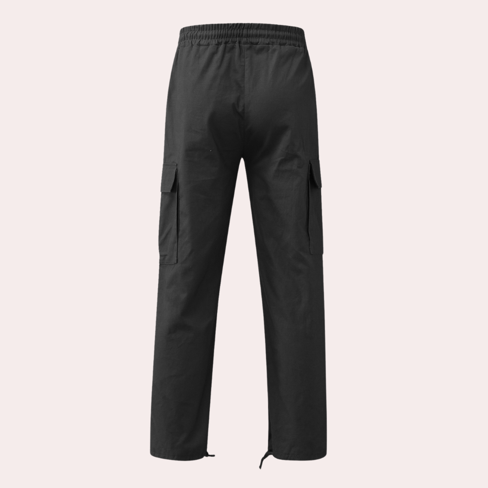 Zwarte cargobroek met elastische tailleband en zijzakken, comfortabele pasvorm, ideaal voor casual en outdoor activiteiten.