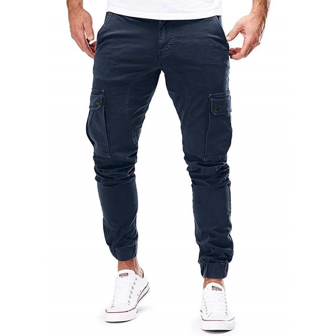 Donkerblauwe heren cargobroek met zakken, casual stijl, ideaal voor dagelijks gebruik. Comfortabele pasvorm, trendy en veelzijdig.