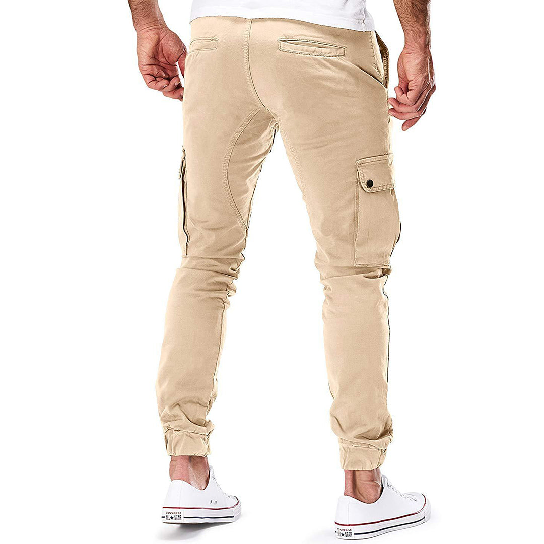 Beige cargobroek voor heren, zijaanzicht. Comfortabele pasvorm, meerdere zakken, ideaal voor casual en outdoor activiteiten.
