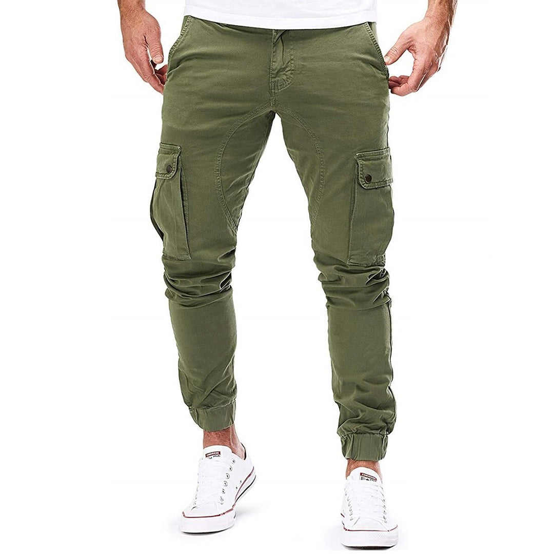Groene cargobroek voor heren met zakken, casual stijl, ideaal voor dagelijks gebruik. Comfortabele pasvorm, gecombineerd met witte sneakers.