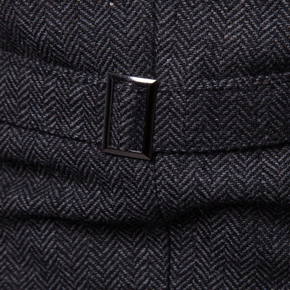 Donkergrijze visgraat wollen pet met metalen gesp detail, stijlvolle herenmode accessoire, perfect voor herfst en winter.