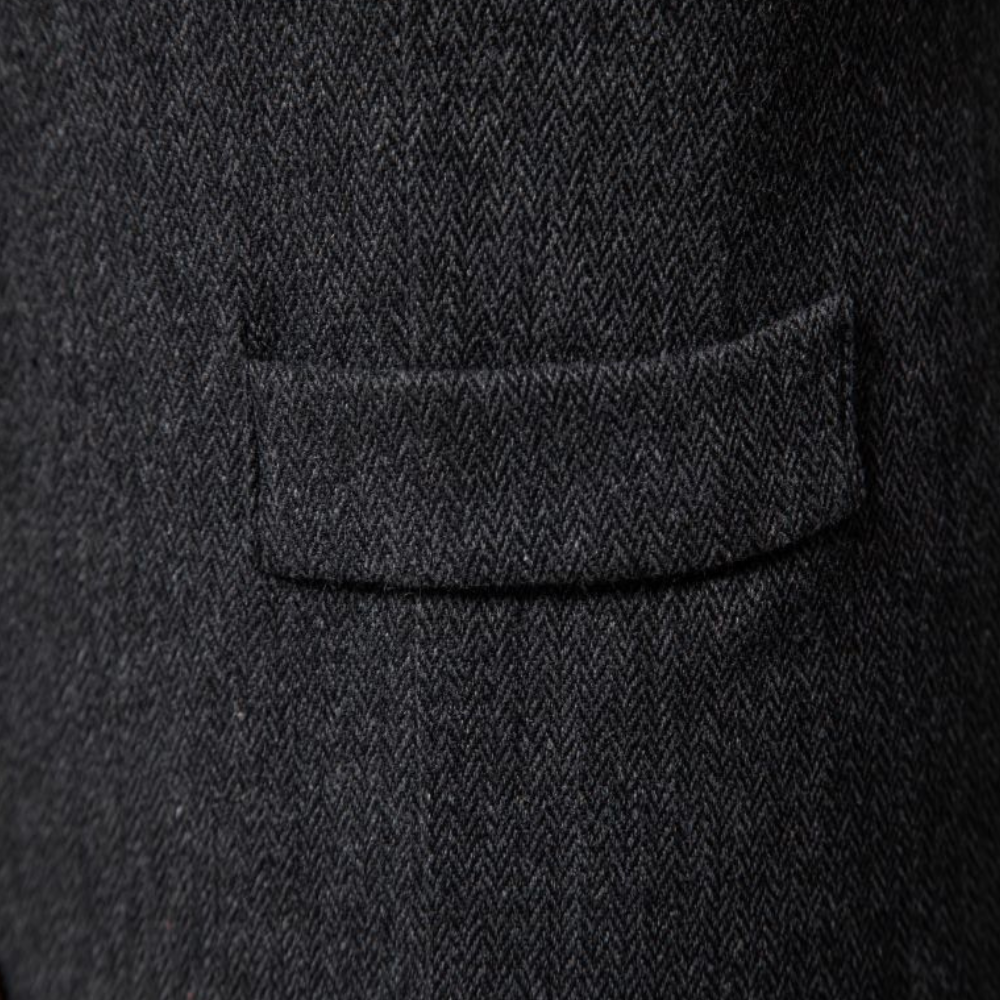 Donkergrijs visgraat wollen jasje detail met zak, stijlvolle herenkleding, hoogwaardige stof, elegant ontwerp, mode voor heren.