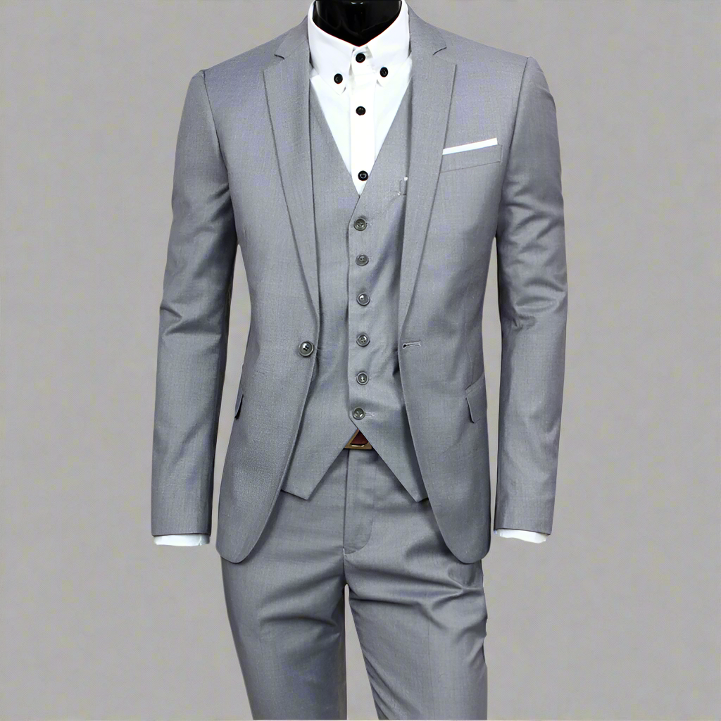 Grijs driedelig herenpak met gilet en witte overhemd, formele kleding, stijlvolle zakelijke outfit, moderne pasvorm, geschikt voor bruiloften.