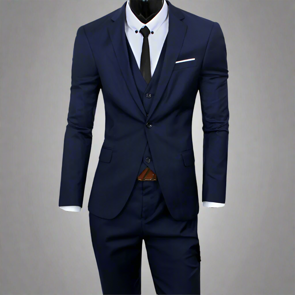 Donkerblauw driedelig herenpak met stropdas en pochet, geschikt voor zakelijke en formele gelegenheden. Elegante en stijlvolle uitstraling.