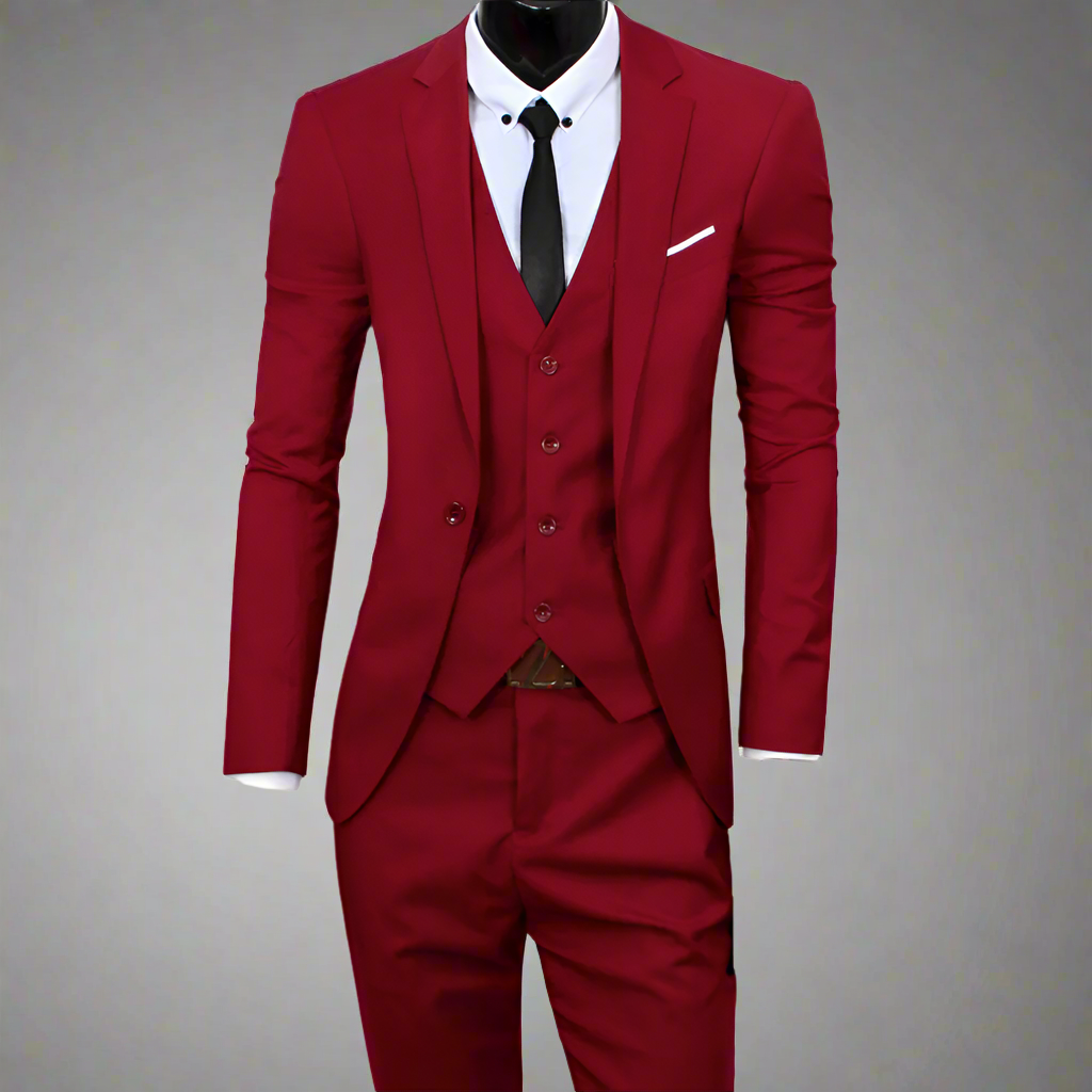 Rood driedelig herenpak met colbert, gilet en broek, gecombineerd met een witte overhemd en zwarte stropdas. Perfect voor formele gelegenheden.