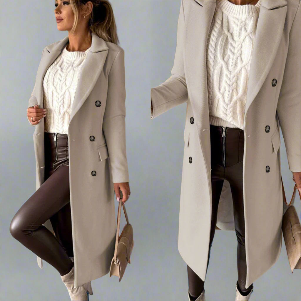 Vrouw in stijlvolle beige winterjas, witte kabeltrui en bruine leren broek. Modieuze winteroutfit, trendy dameskleding, elegante jas.