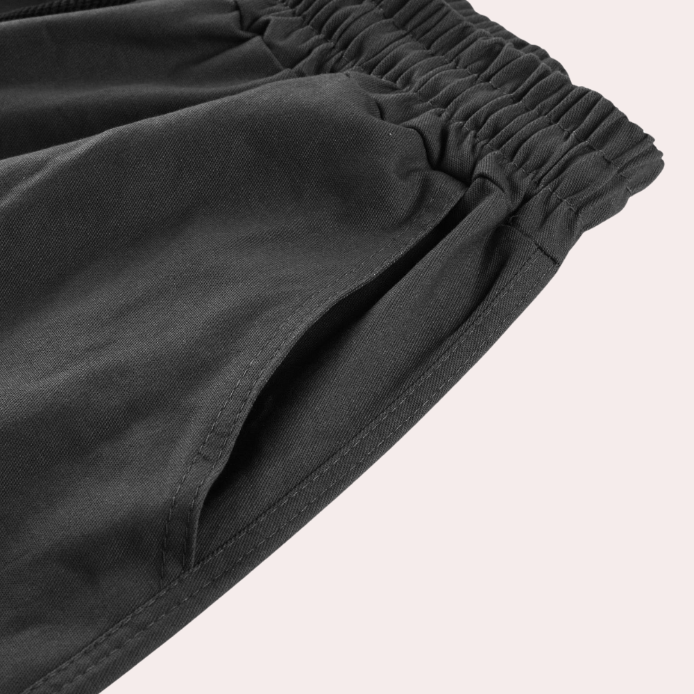 Zwarte joggingbroek met elastische tailleband en zijzakken, comfortabele sportkleding, casual stijl, geschikt voor dagelijks gebruik.