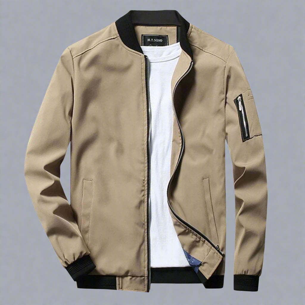 Stijlvolle beige zomerjas voor heren met ritssluiting, zwarte boorden en zak op de mouw. Perfect voor casual en modieuze herenkleding.