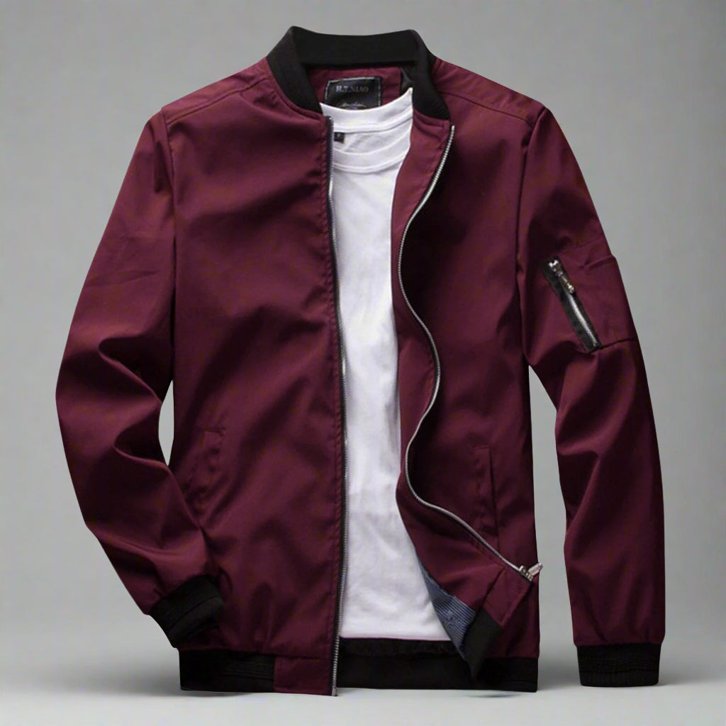 Stijlvolle bordeauxrode heren zomerjas met ritssluiting, zwarte boorden en zak op de mouw. Perfect voor casual en modieuze looks.
