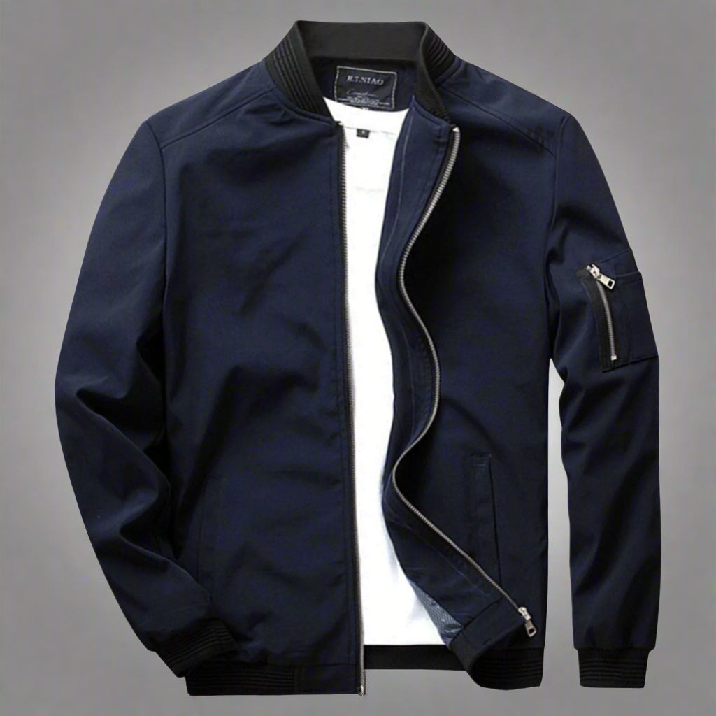 Stijlvolle, korte zomerjas voor heren in donkerblauw met ritssluiting en zak op de mouw. Perfect voor casual en modieuze looks.