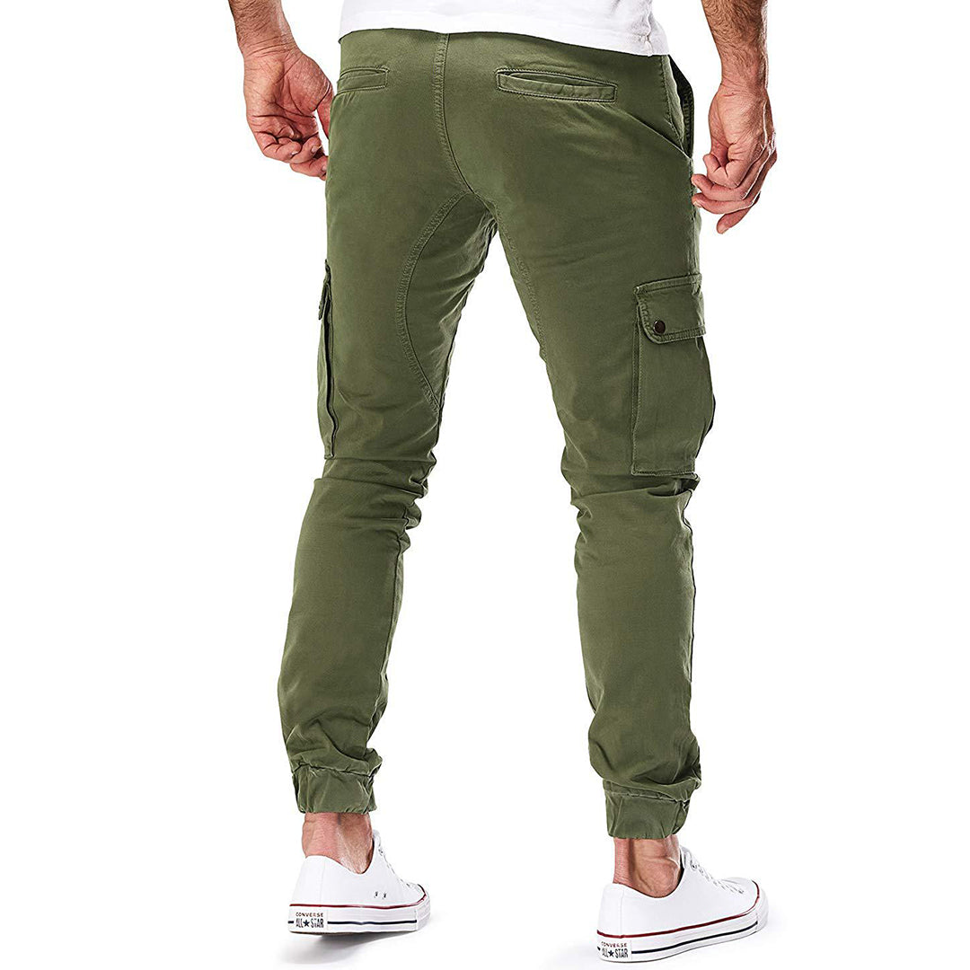 Groene cargobroek voor heren, achteraanzicht. Comfortabele pasvorm met zakken, ideaal voor casual en outdoor activiteiten. Stijlvolle herenkleding.