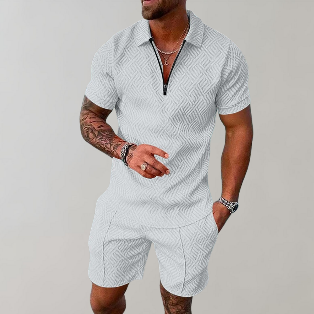 Heren zomerset, lichtgrijs met geometrisch patroon, korte mouwen en korte broek, ideaal voor casual zomeroutfits, modieuze herenkleding.